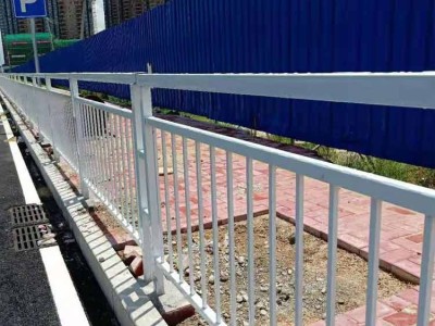 惠州道路交通栏杆定制 马路中间隔离护栏 人行道路侧栅栏安装