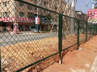 东莞市政护栏网定制 公路中间菱形网隔离栅 绿化带框架护栏图2