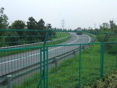 东莞市政护栏网定制 公路中间菱形网隔离栅 绿化带框架护栏图6